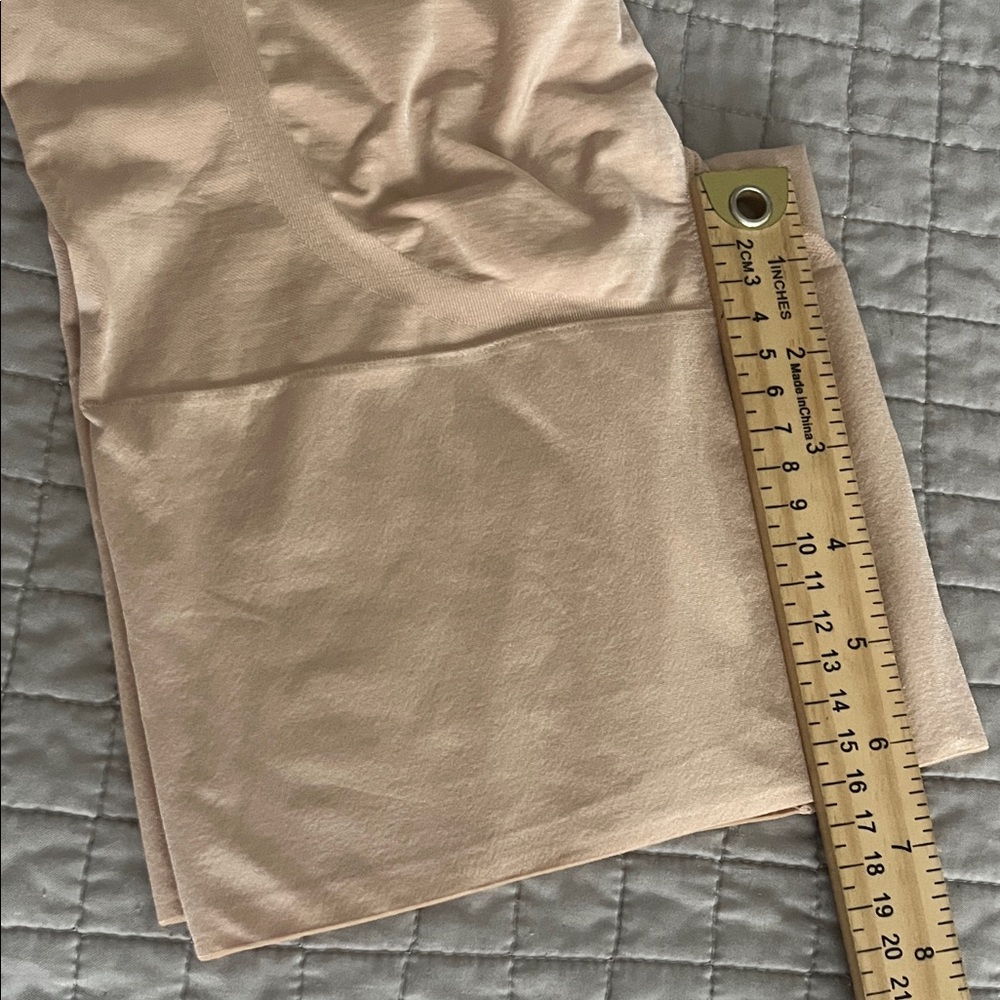 SPANX Mide-thigh short - Picture 7 of 9